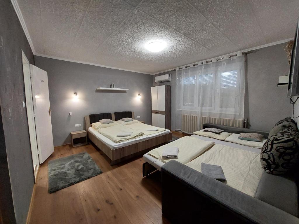 Postel nebo postele na pokoji v ubytování Oázis Vendégház és Appartman