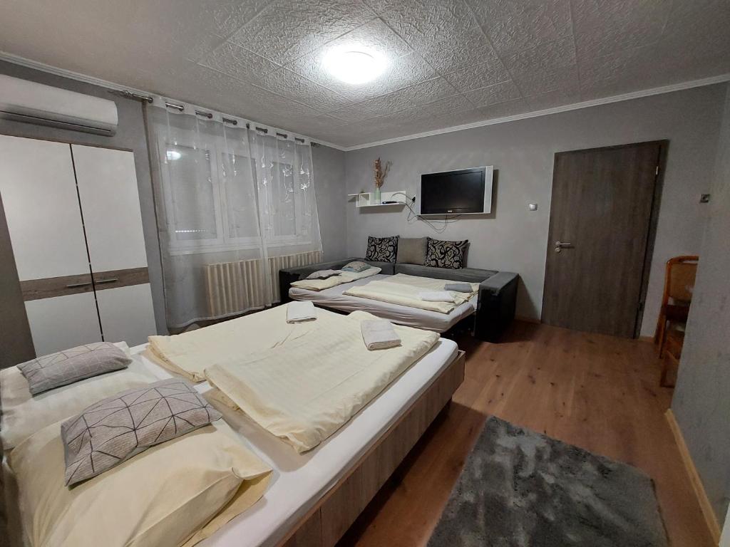 Postel nebo postele na pokoji v ubytování Oázis Vendégház és Appartman