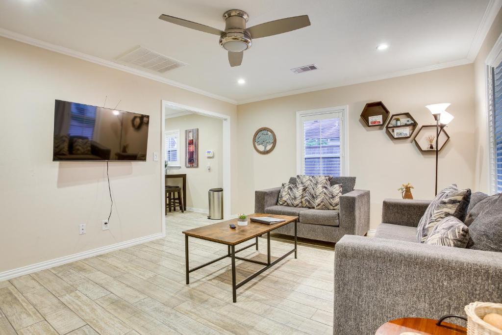 PetFriendly Galveston Cottage Less Than 1 Mi to Beach!, Galveston