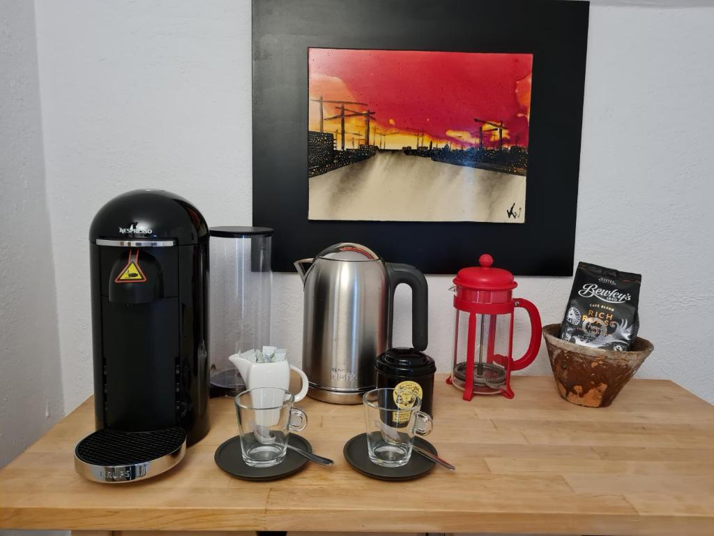 Příslušenství pro přípravu čaje a kávy v ubytování Pembroke Guest Suite