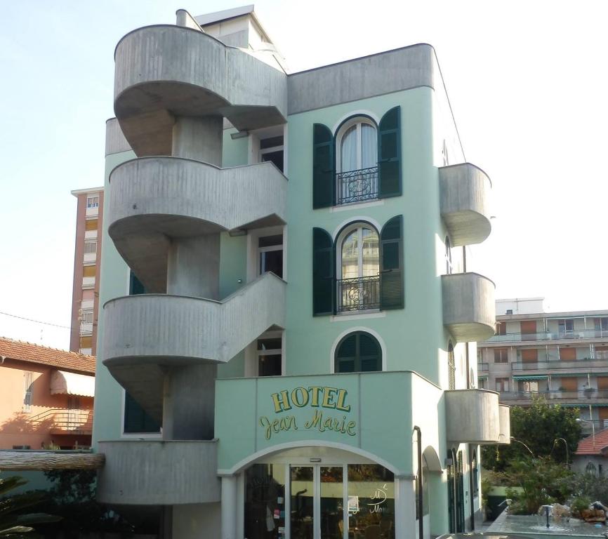 un edificio con un cartel de un hotel en Hotel Jean Marie, en Arma di Taggia