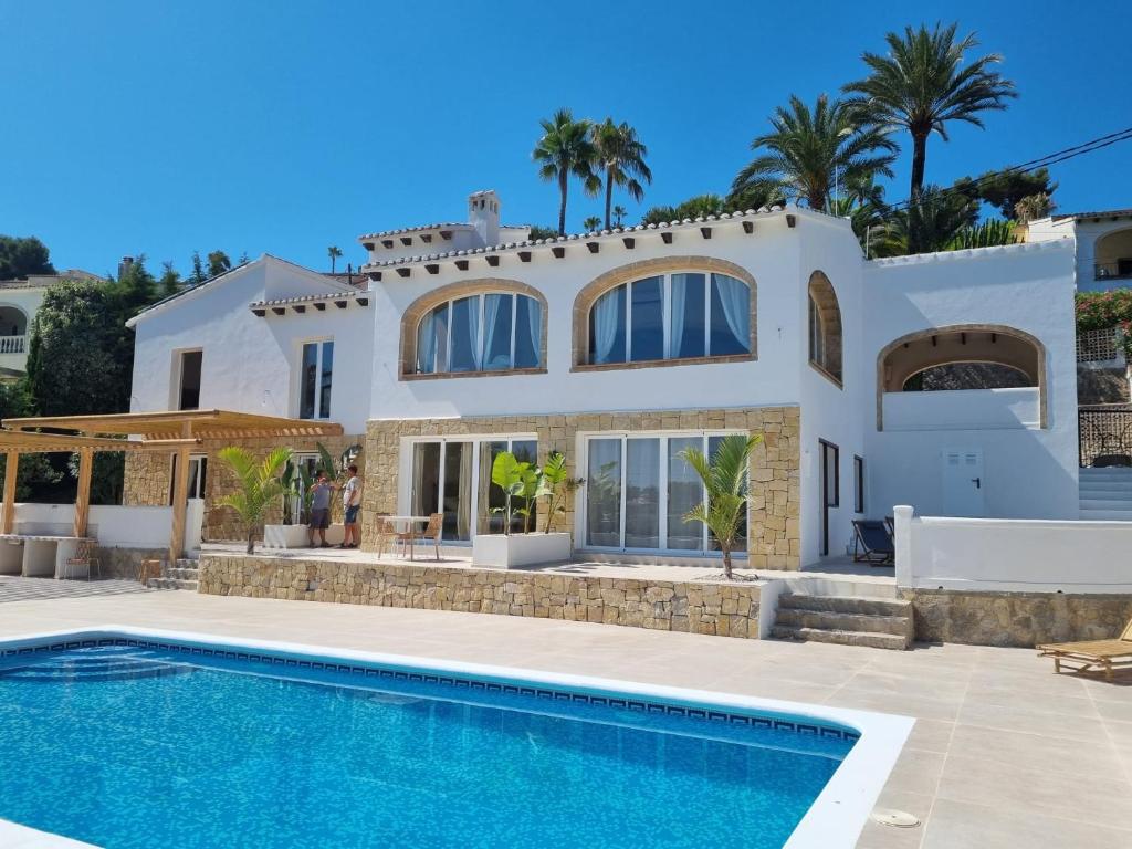 uma casa com uma piscina em frente em Casa El Sueño em Xàbia