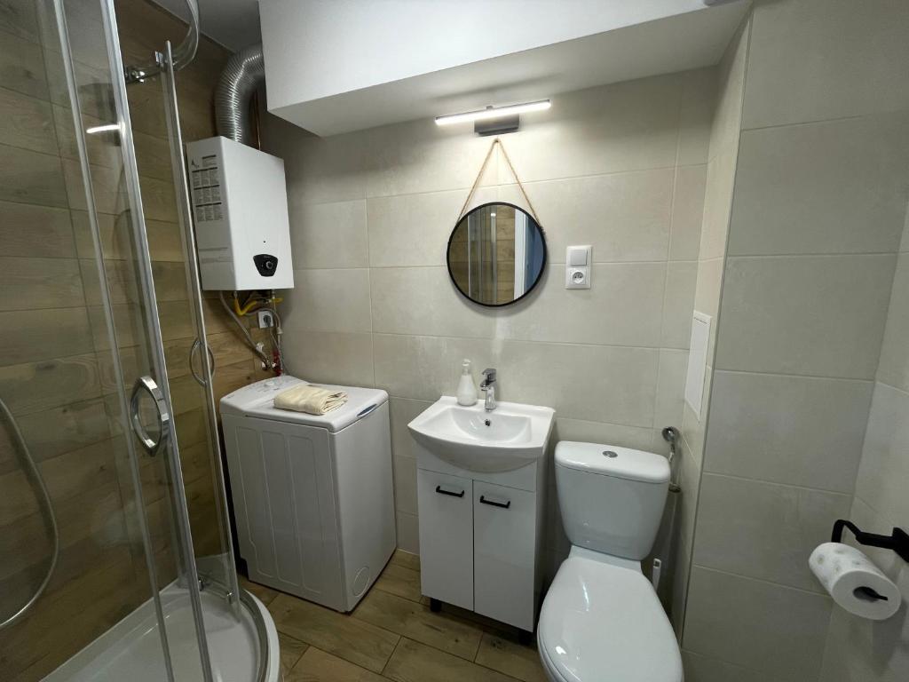 łazienka z toaletą, umywalką i prysznicem w obiekcie Apartament Centrum w Łańcucie