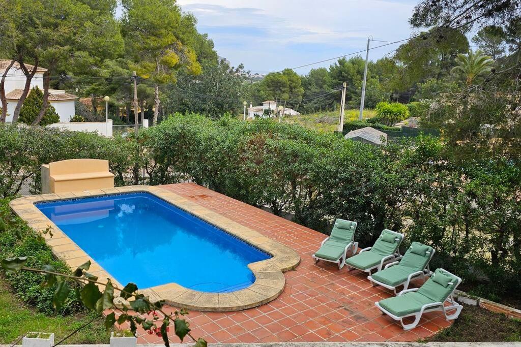 Výhled na bazén z ubytování Villa Avelina. nebo okolí