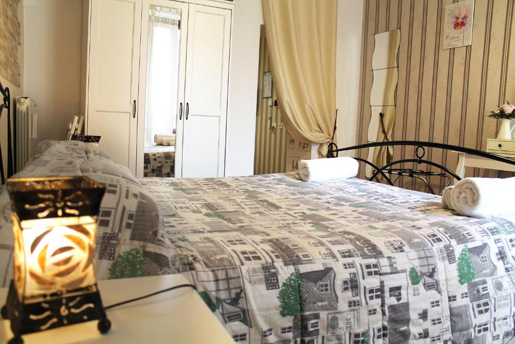 1 dormitorio con 1 cama y 1 mesa con lámpara en 50 Passi Colosseo Apartment en Roma