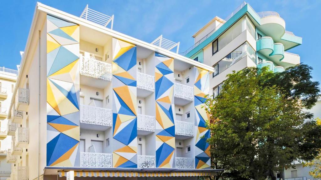 un edificio con un mural. en Color Hotel Rimini en Rímini