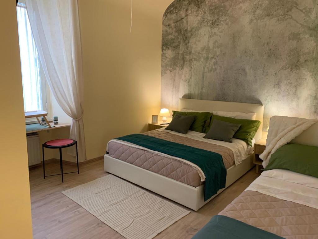 Un dormitorio con una cama grande y una ventana en Guest House VATICAN MUSEUMS PARVA DOMUS, en Roma