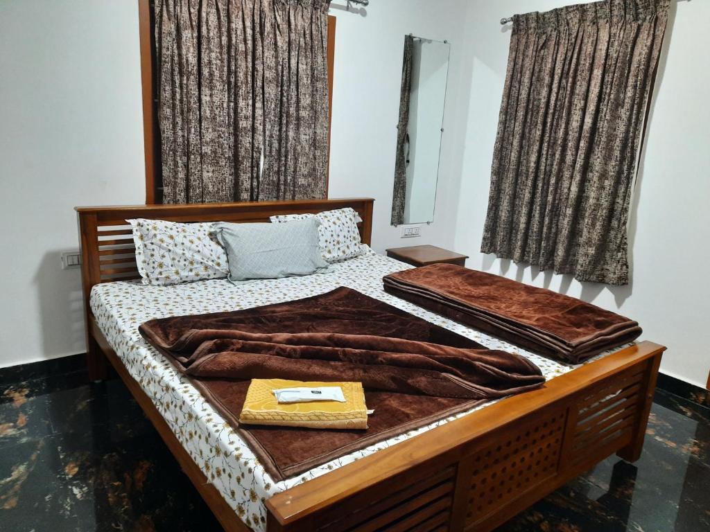 Postel nebo postele na pokoji v ubytování Kodai Diva Inn - Home Stay