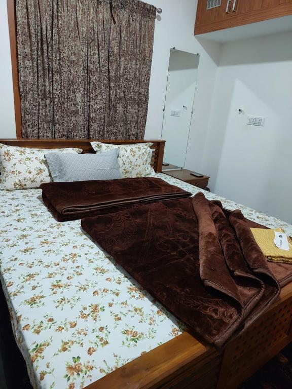 Postel nebo postele na pokoji v ubytování Kodai Diva Inn - Home Stay