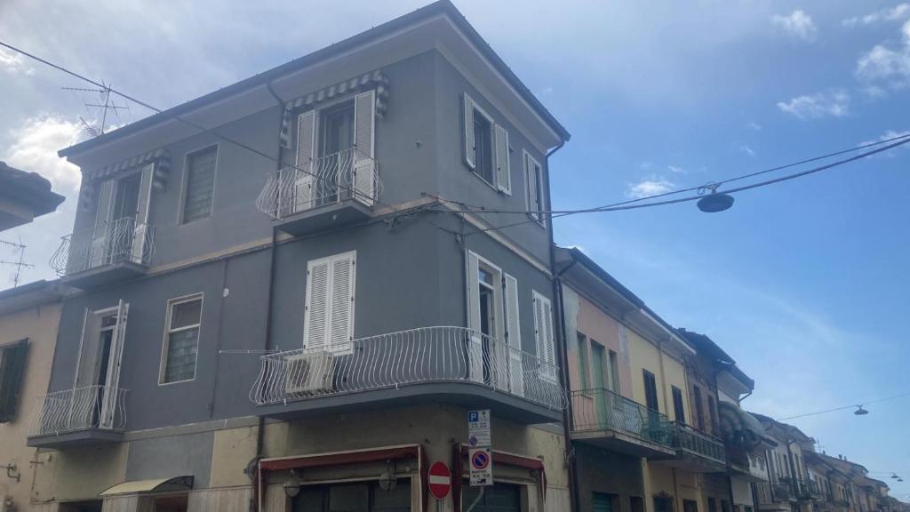 un edificio grigio con balconi sul lato di Via Puccini 217 a Viareggio