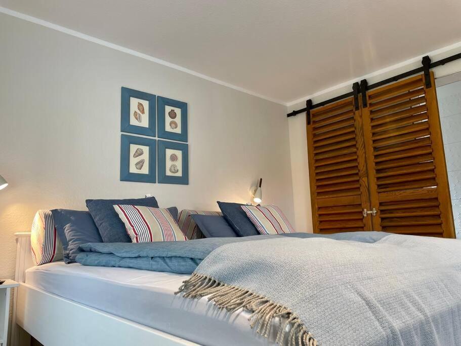 1 dormitorio con 1 cama grande con sábanas azules en Villa Pauline - FeWo Bordeaux, en Bad Sooden-Allendorf