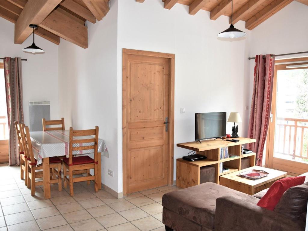 ein Wohnzimmer mit einem Sofa und einem Tisch in der Unterkunft Appartement Pralognan-la-Vanoise, 3 pièces, 4 personnes - FR-1-464-87 in Pralognan-la-Vanoise