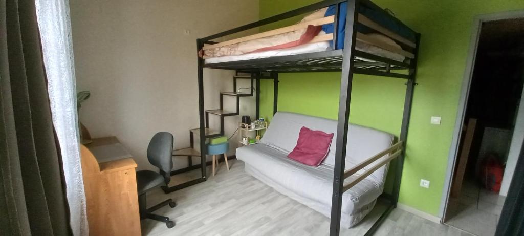 1 Schlafzimmer mit 2 Etagenbetten und einem Schreibtisch in der Unterkunft chambre familiale dans maison au calme in Segonzac