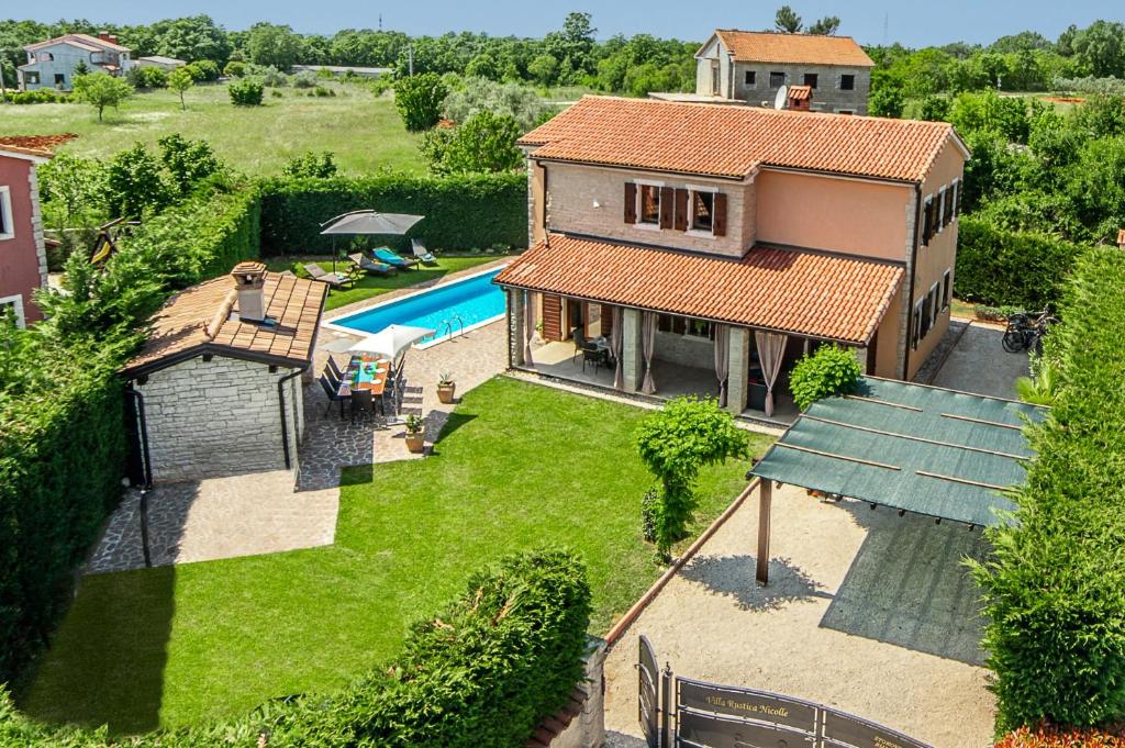 una vista aérea de una casa con piscina en Villa Rustica Nicole by Villa Plus, en Štokovci