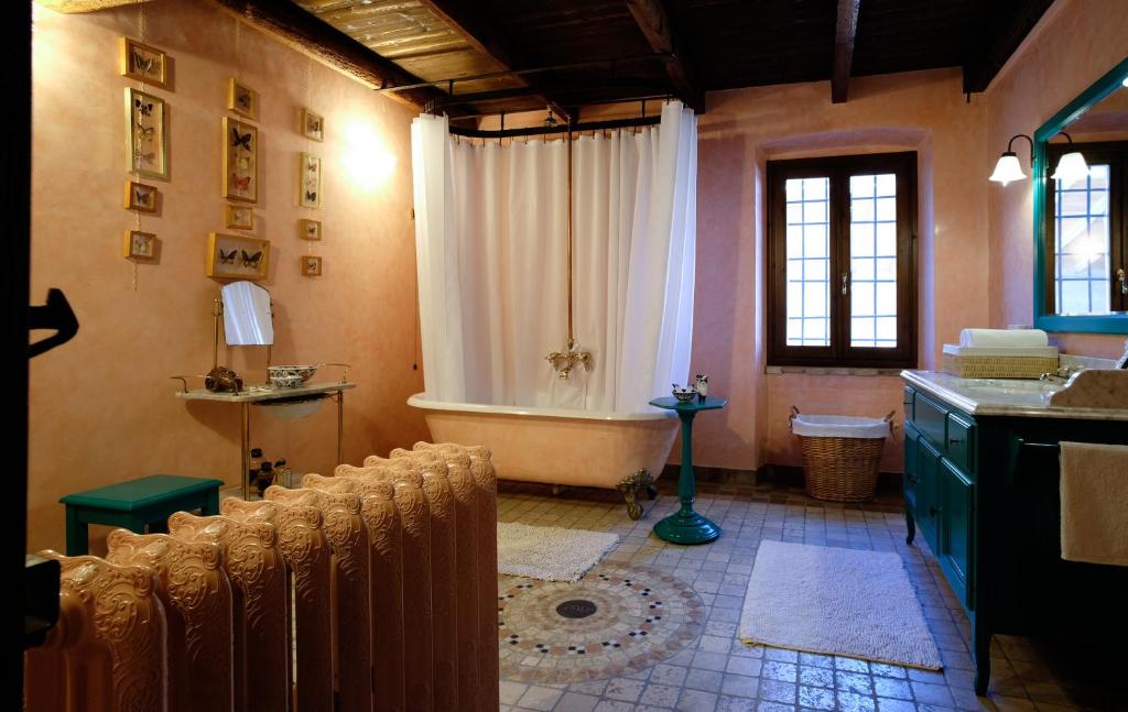 een badkamer met een bad en een wastafel bij B&B Cascina Mattarelle in Monzambano