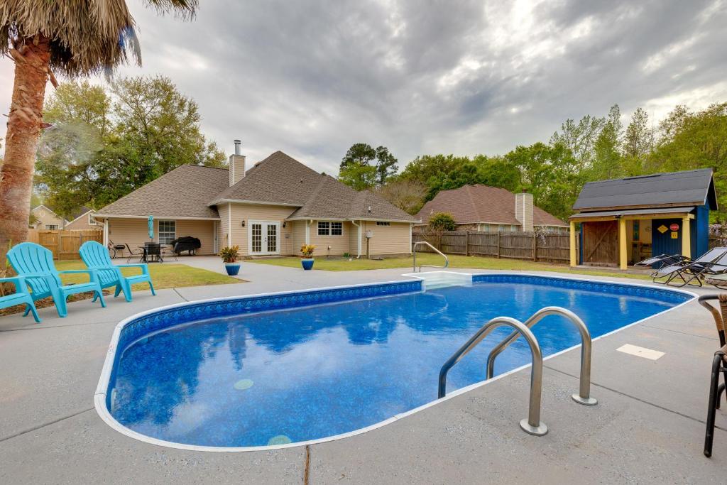 uma piscina em frente a uma casa em Ocean Springs Beach House with Saltwater Pool! em Gautier
