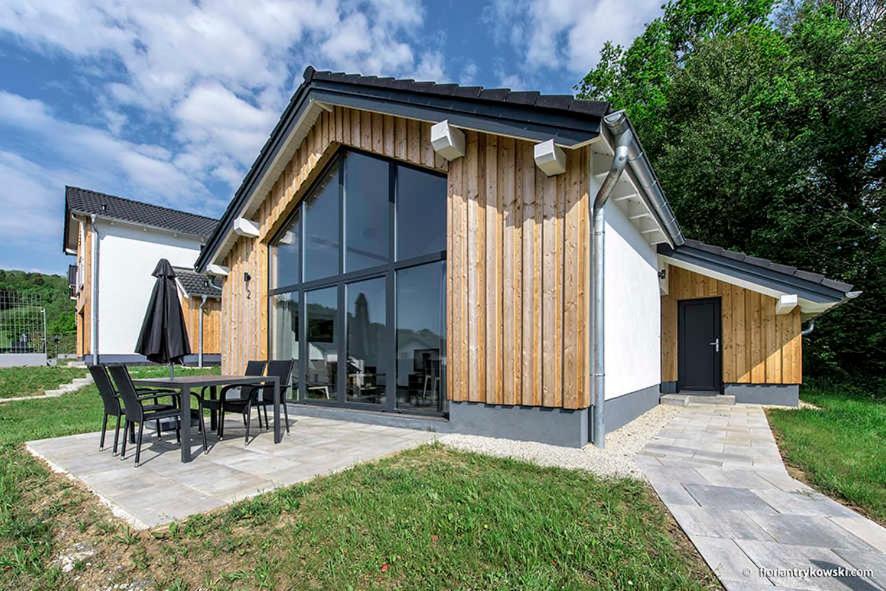 une petite maison avec une table et des chaises dans l'établissement Panoramabungalow _50_ im Feriendor, à Truppach