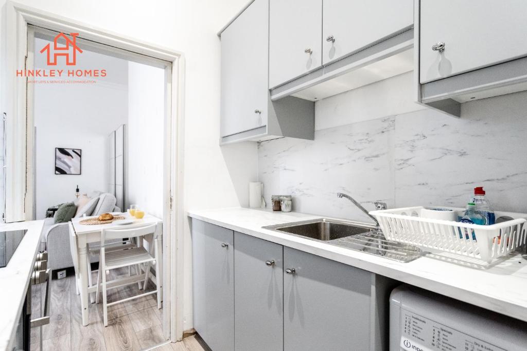 Kuchyň nebo kuchyňský kout v ubytování Rodney St - City Centre - Georgian Apartment -