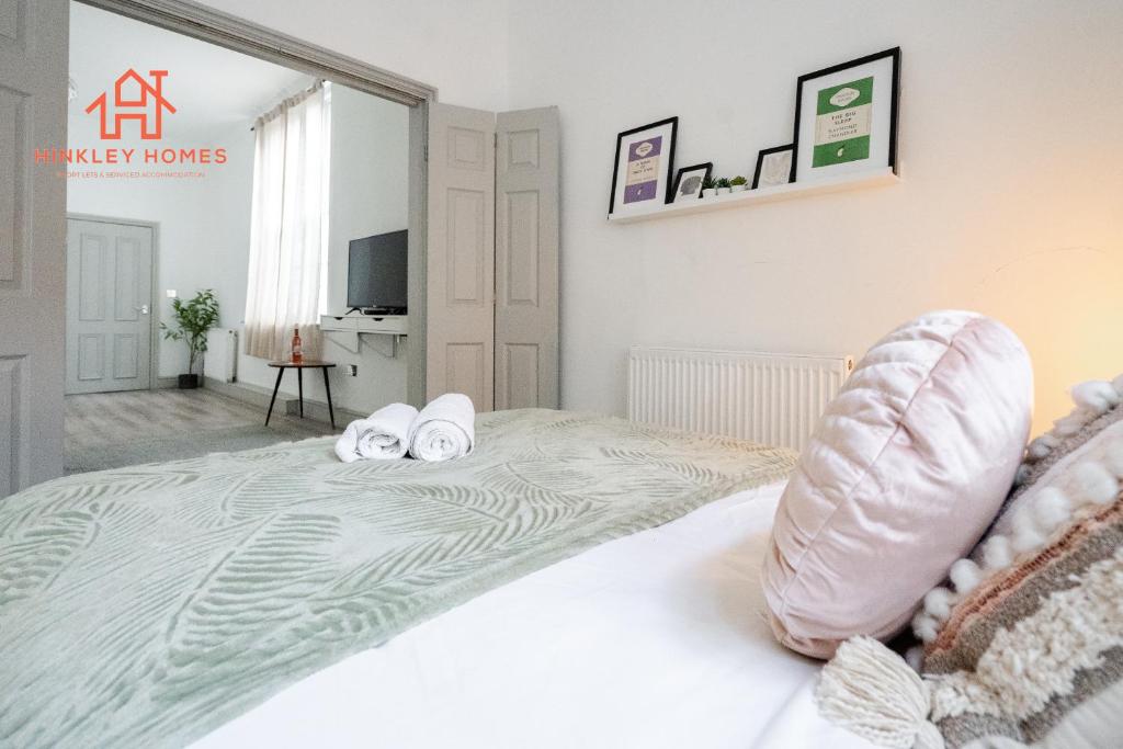 Postel nebo postele na pokoji v ubytování Rodney St - City Centre - Georgian Apartment -