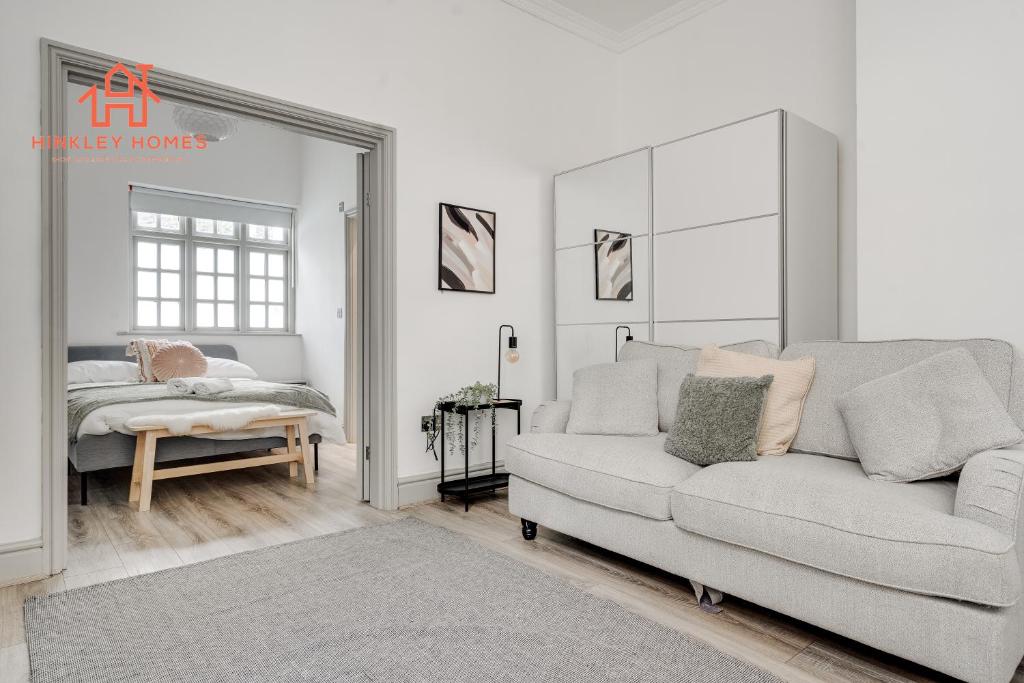 Postel nebo postele na pokoji v ubytování Rodney St - City Centre - Georgian Apartment -