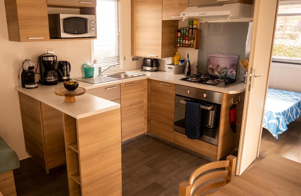 Kuchyň nebo kuchyňský kout v ubytování MOBILHOME Familial