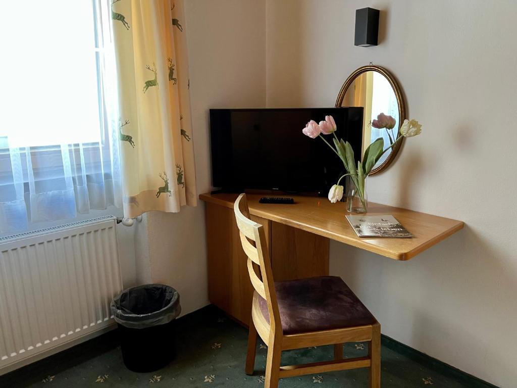 TV a/nebo společenská místnost v ubytování Posthotel Pfunds