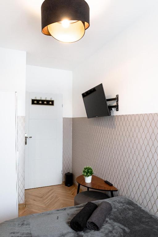 TV a/nebo společenská místnost v ubytování ClickTheFlat Conrada Apart Rooms