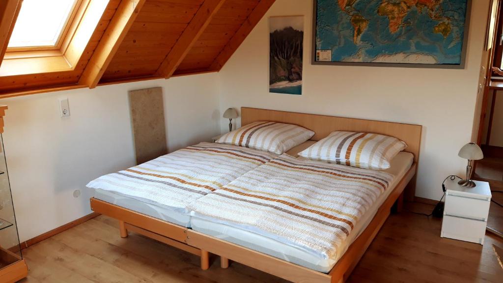 Postel nebo postele na pokoji v ubytování Ferienwohnung zur Saaleaue
