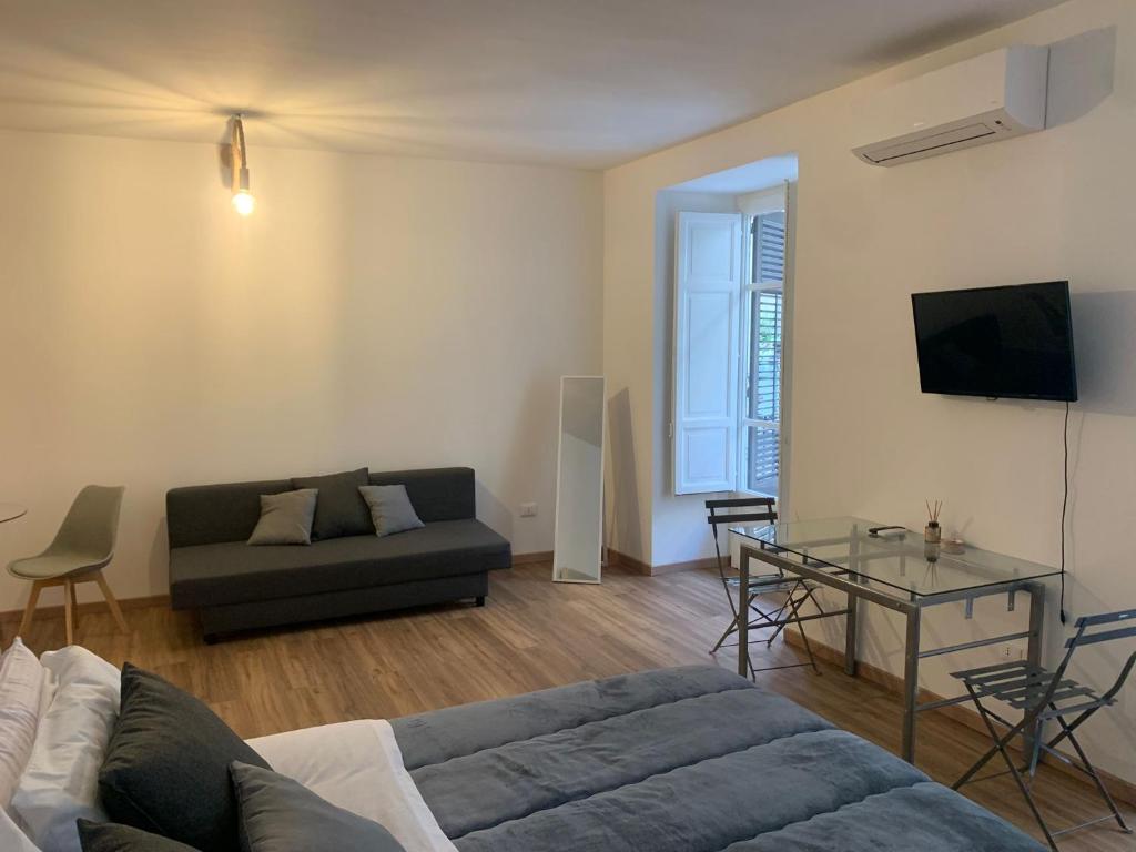 salon z kanapą i stołem w obiekcie Quattrocantiapartments w mieście Palermo