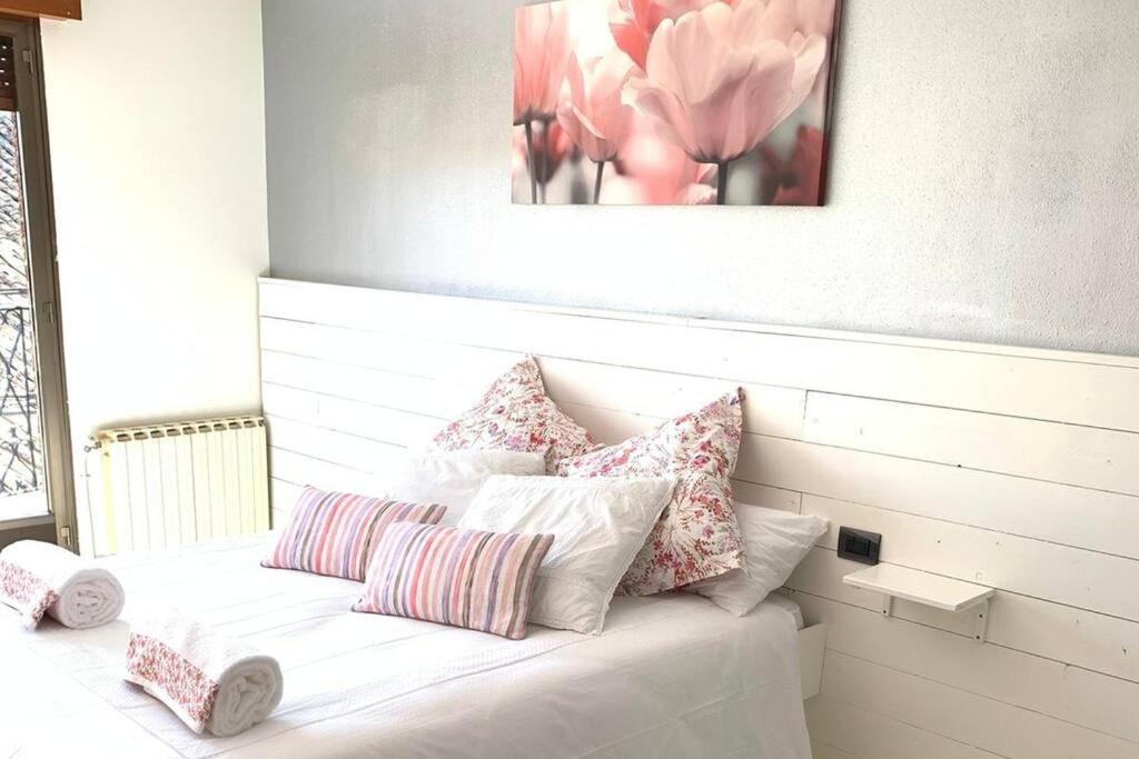 eine weiße Bank mit Kissen und ein Gemälde an der Wand in der Unterkunft Alojamiento Rural Harria in Yécora