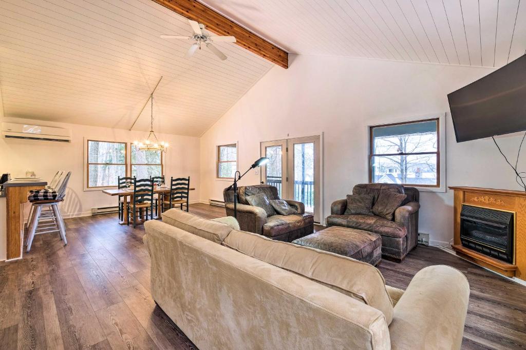 ein Wohnzimmer mit einem Sofa und einem Kamin in der Unterkunft Walloon Lake Vacation Rental with Prime Location! in Boyne City