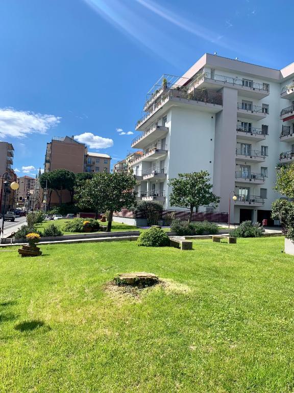 A garden outside Vista Mare Apartment