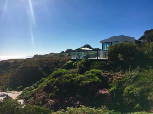 a house sitting on top of a hill at Casa en la playa entre Pichidangui y Los Vilos in Los Vilos