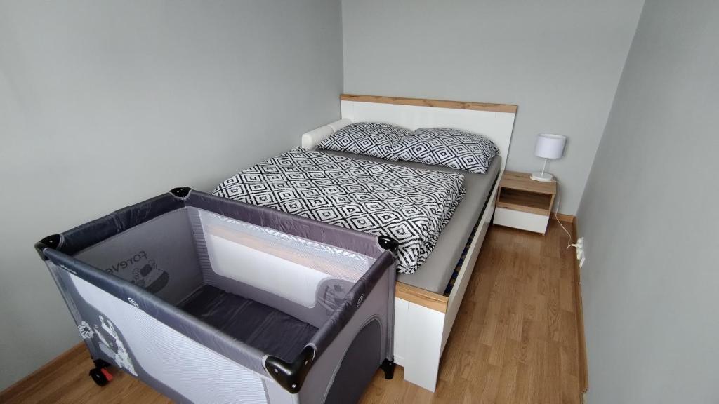 een kleine slaapkamer met een bed in een kamer bij Cztery kąty in Bielsko-Biala