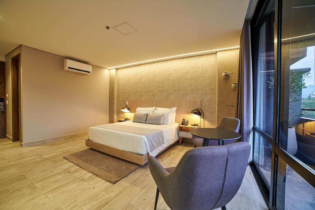 Postel nebo postele na pokoji v ubytování Eutopiq Hotel