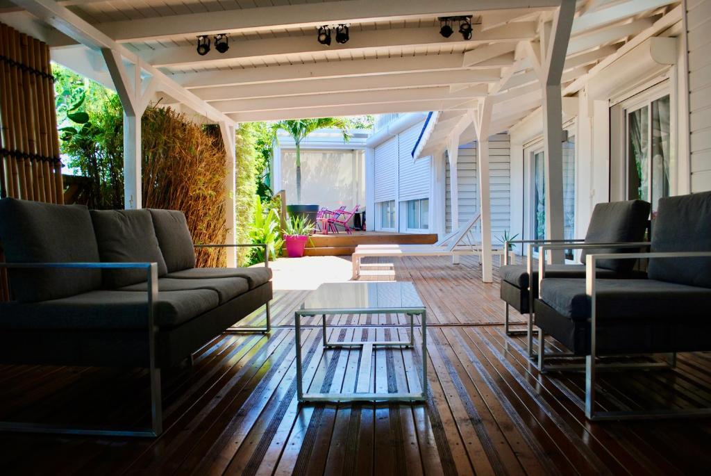 Un lugar para sentarse en Villa Nirvana vue Mer piscine plage de Petit Havre a 200 metre
