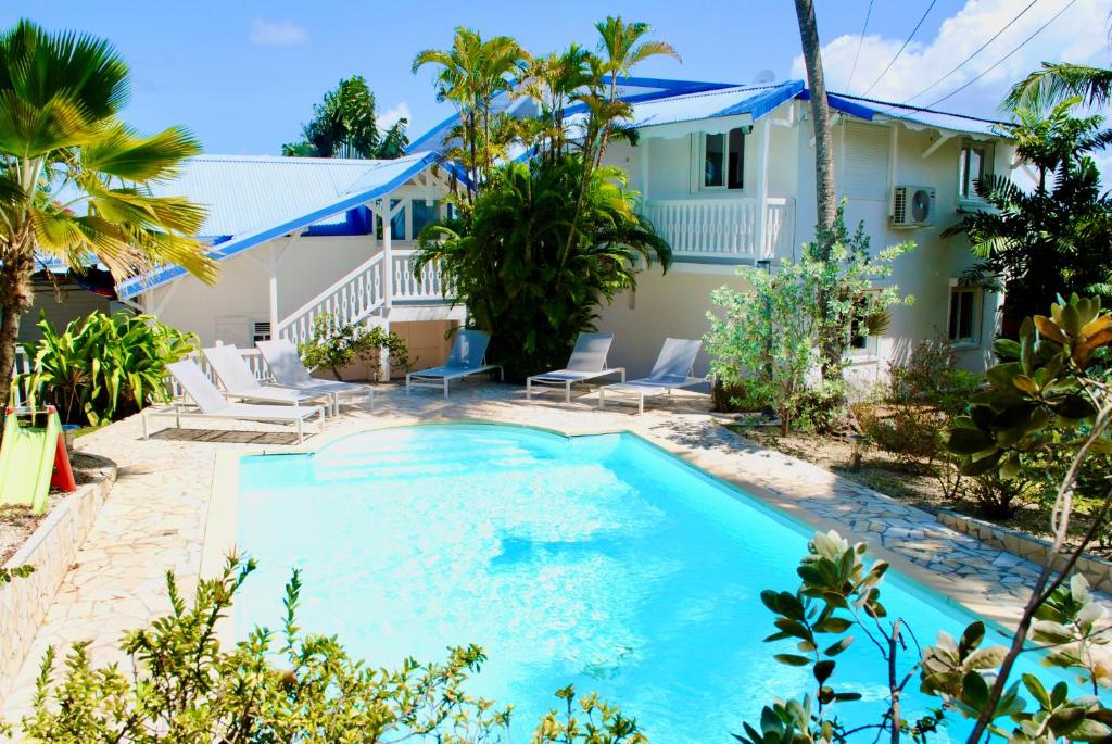 La alberca dentro o cerca de Villa Nirvana vue Mer piscine plage de Petit Havre a 200 metre