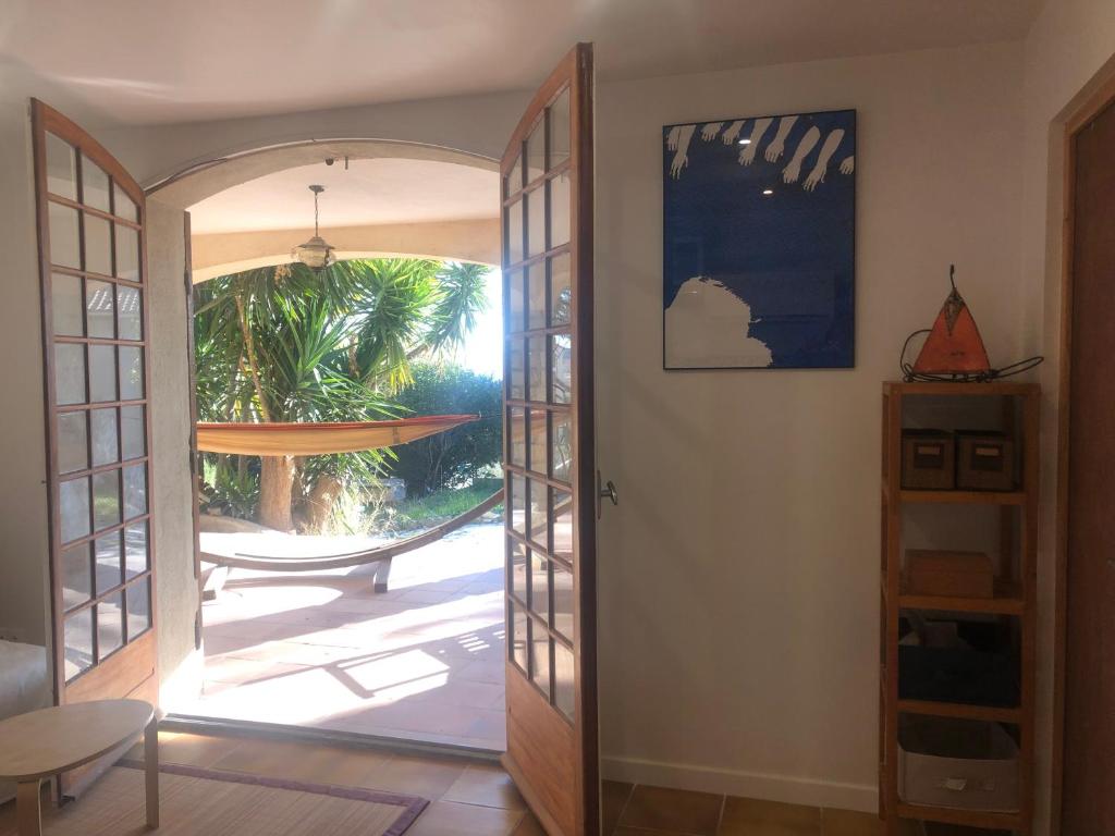 eine offene Tür zu einem Zimmer mit Blick auf eine Hängematte in der Unterkunft Une terrasse à L’Estaque + stationnement in Marseille