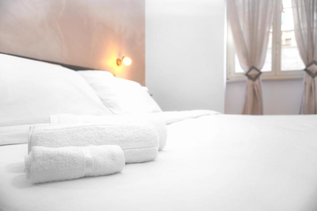 Elegantis Vatican Suite Apartmentにあるベッド