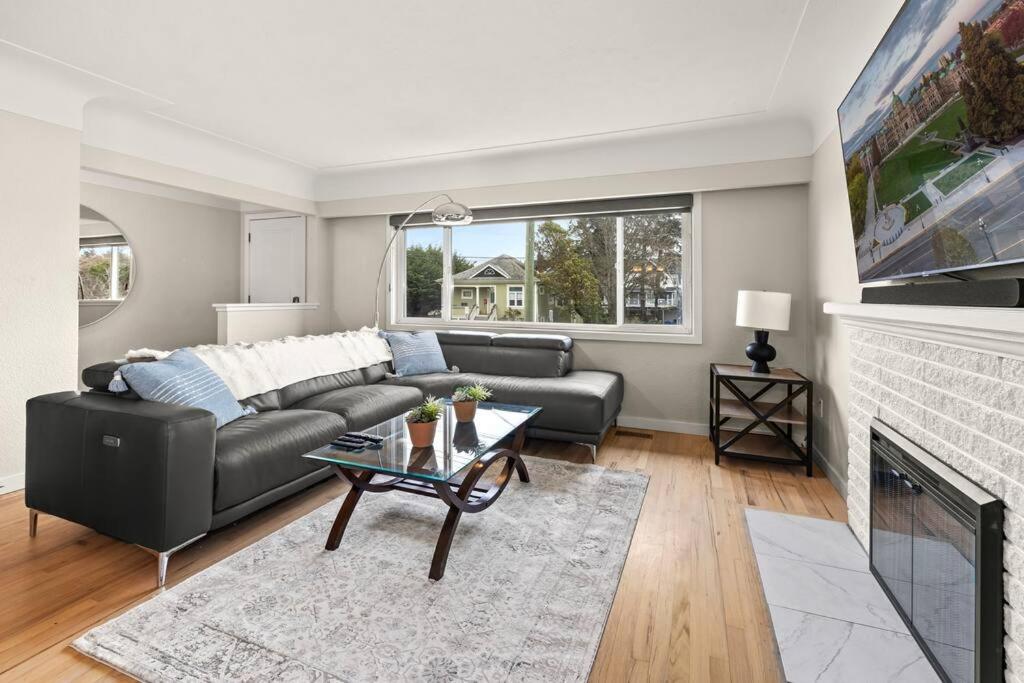 een woonkamer met een bank en een open haard bij Peaceful Escape in Victoria