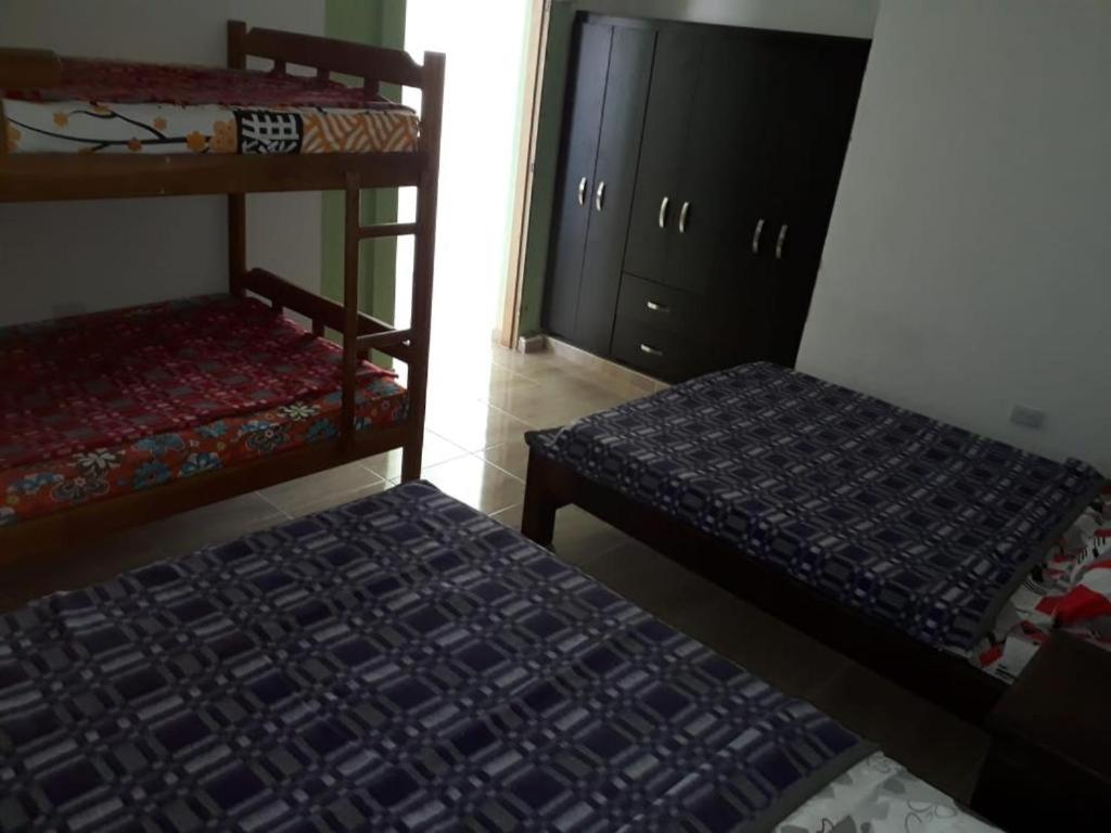 Katil dua tingkat atau katil-katil dua tingkat dalam bilik di Cabaña y apartamentos