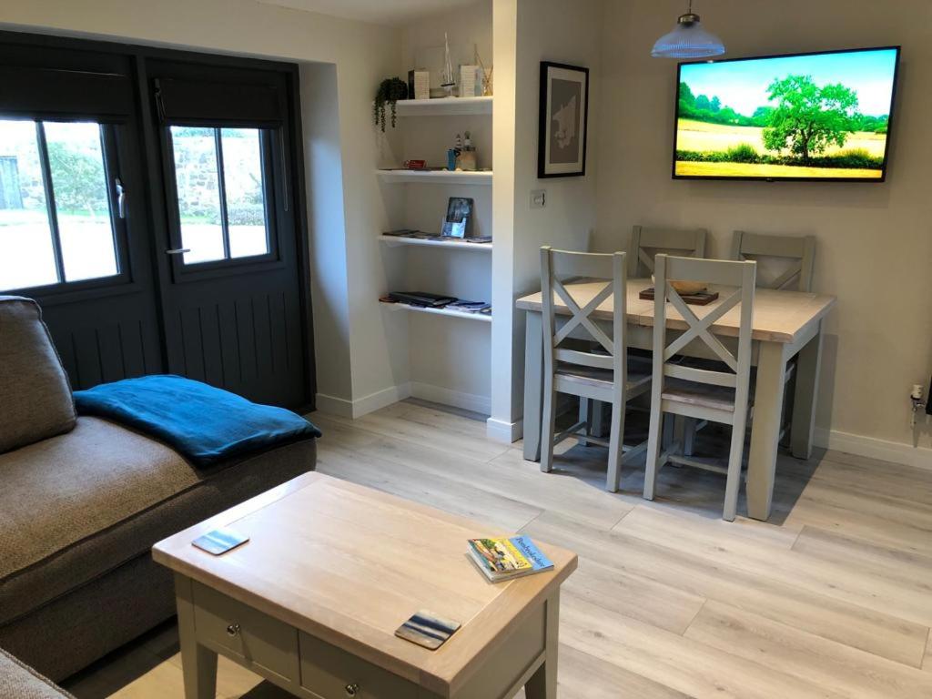Thistledown Lodge! 5 minutes from beach! Free cancellation! - One-Bedroom Apartment