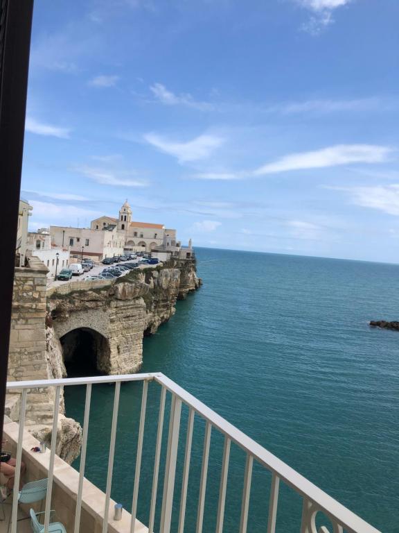 - Balcón con vistas al océano en Dimora Estlevante, en Vieste