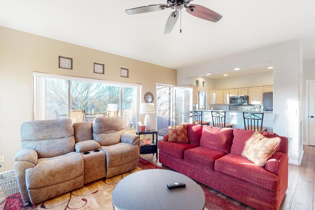 un salon avec deux canapés et une table dans l'établissement Vistoso Resort Casita #249, à Oro Valley