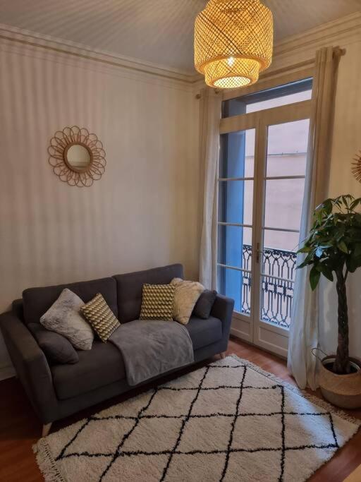 salon z kanapą i oknem w obiekcie Le Dalí-Duplex au pied de Castillet w Perpignanie