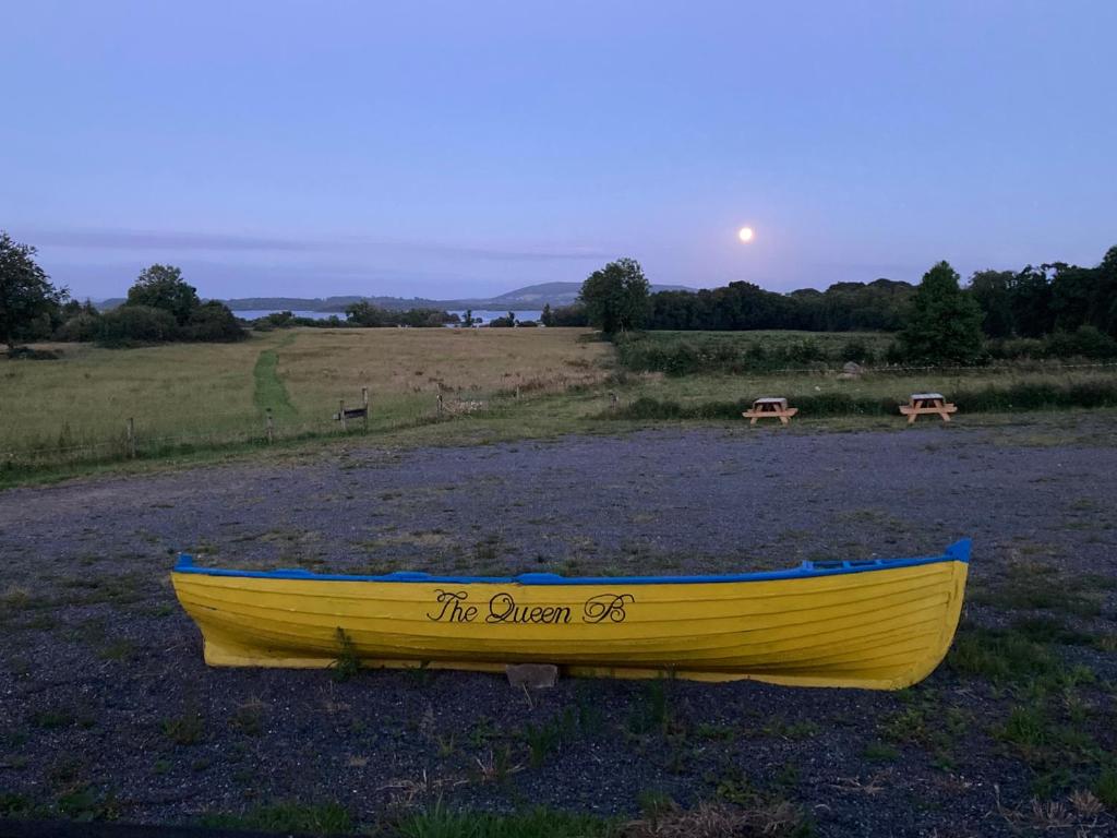un barco amarillo sentado en medio de un campo en Ard Locha - Lake View Apartment, 