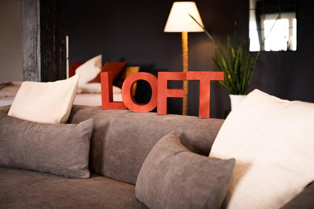 un sofá con la palabra loft escrito encima en KiMMCo Loft, en Schwetzingen