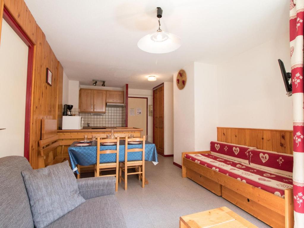 a living room with a couch and a table at Appartement 7 pers à Val Cenis Lanslebourg, proche pistes avec balcon et garage - FR-1-508-98 in Lanslebourg-Mont-Cenis
