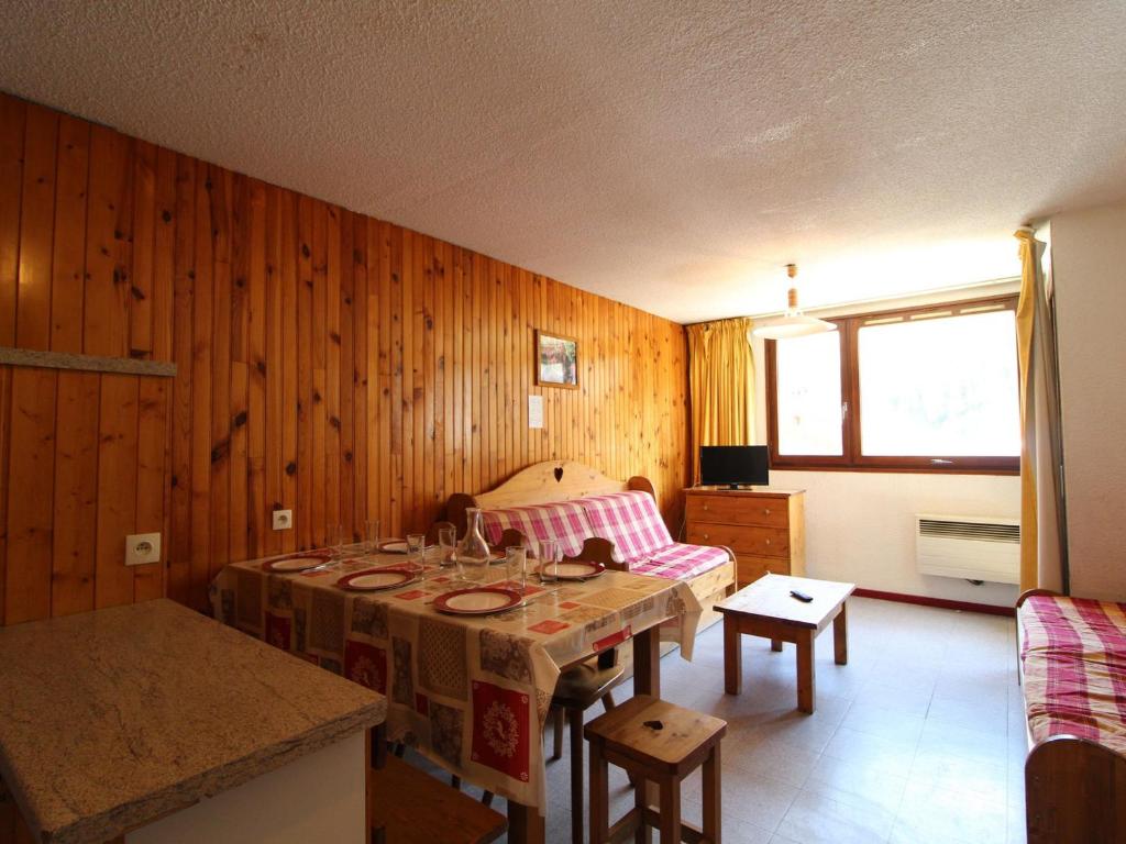 une salle à manger avec une table et un canapé dans l'établissement Appartement à Val Cenis Lanslebourg, 300m des pistes, 7 pers, balcon sud et garage - FR-1-508-3, à Lanslebourg-Mont-Cenis