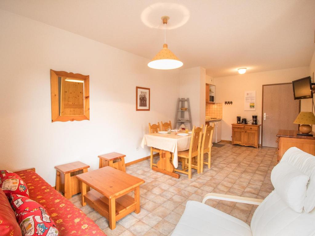 a living room with a couch and a table at Appartement Aussois, 2 pièces, 4 personnes - FR-1-508-68 in Aussois